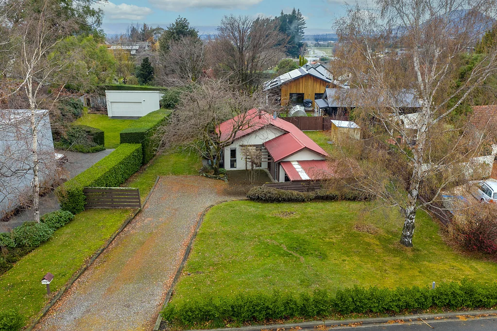 Wanaka 3房  Stone Street opportunity with room to grow