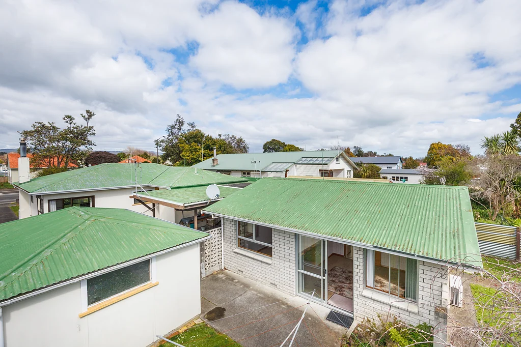 West End 4 Slaapkamer Central, Two Dwellings & Solid Potential