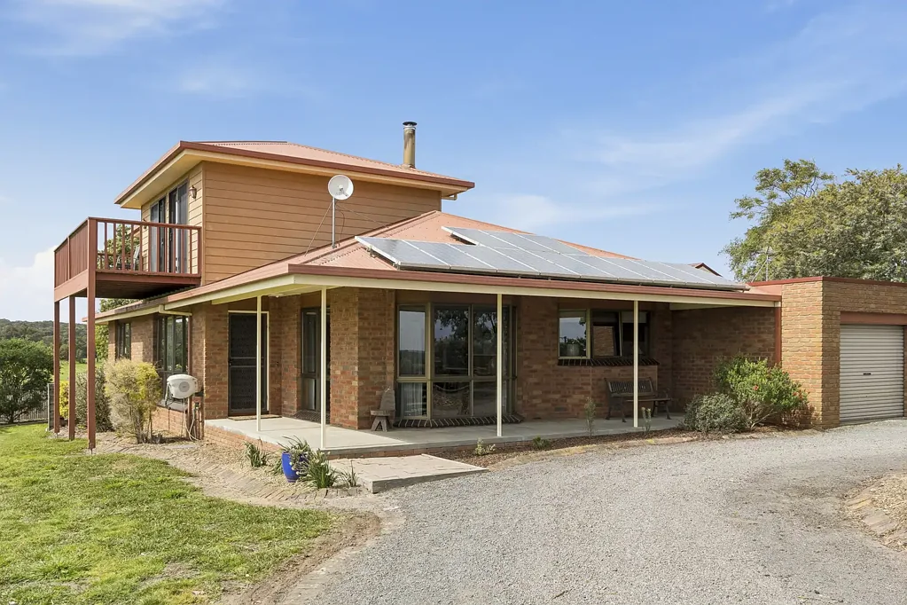 Irrewarra Family Living, Usable Acreage and Convenient Location