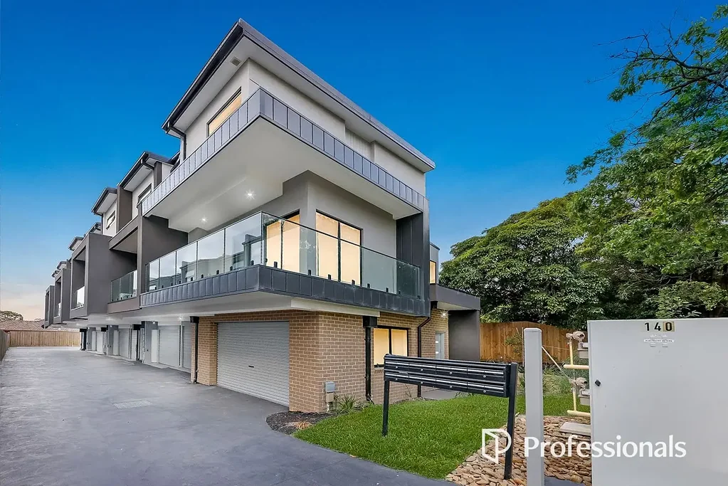Box Hill North 2房 Box Hill北最佳地段 现代厨房不锈钢电器 步行医院商圈 阳光阳台户外放松 两卧带步入式衣帽间 私人后院随时入住 Exclusive Lifestyle in Convenient Locale