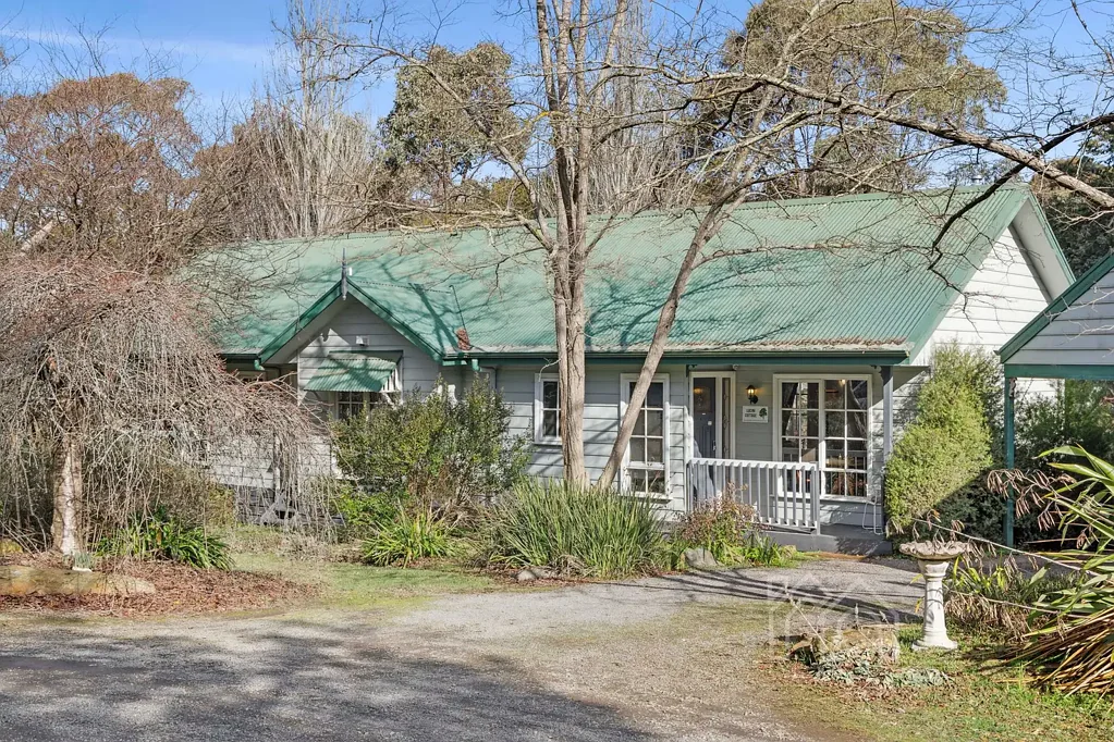Hepburn Springs 3 Bedroom Two Tranquil Retreats by Doctors Gully