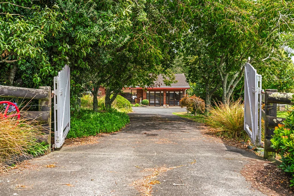 Patumahoe 3 Bedroom 2.7 Acres - Highly Sought after location!
