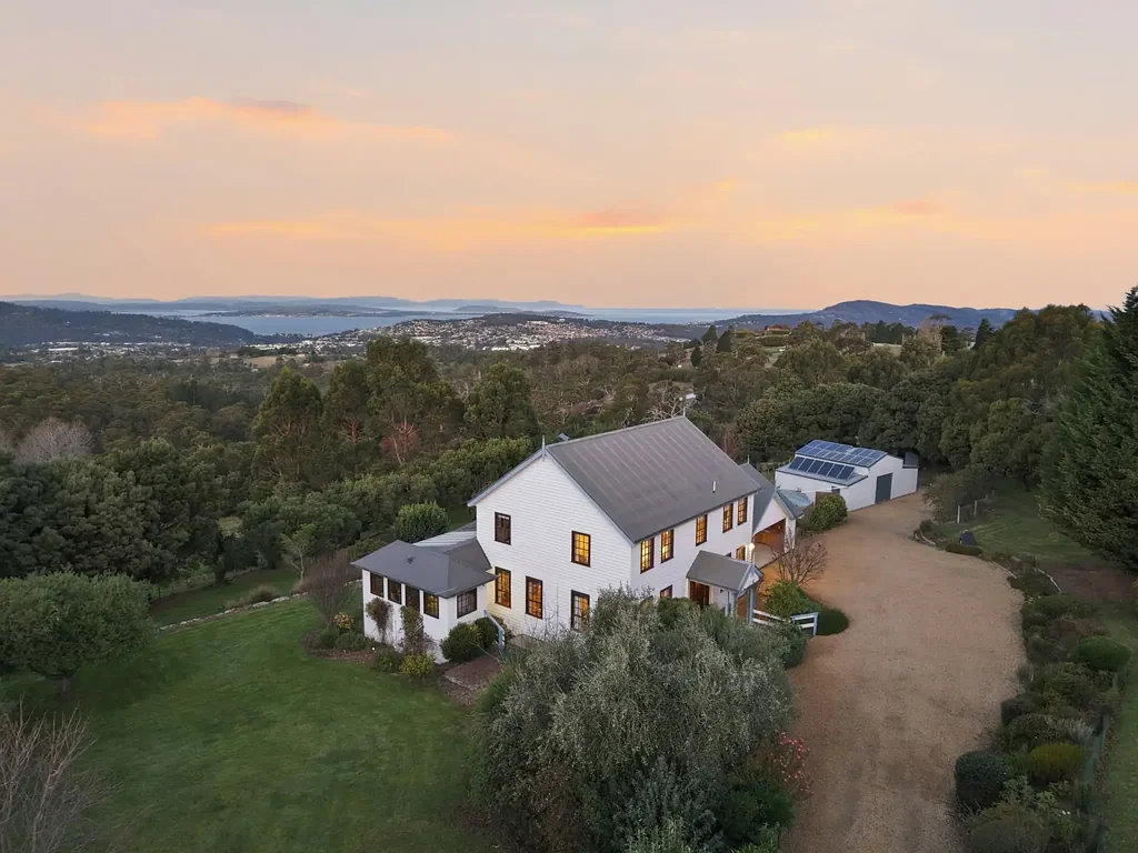 Kingston 4房  Kingston - Where the Channel View Meets 2.5 Private Acres
