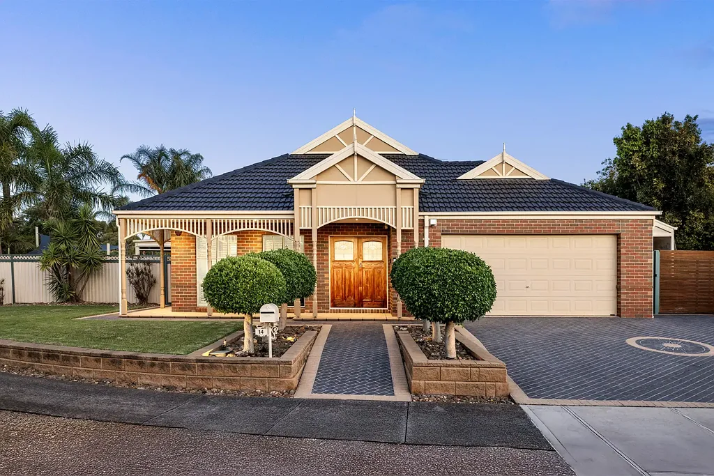 Cairnlea 5Habitaciones A Rare Corner Offering with Room for Everyone