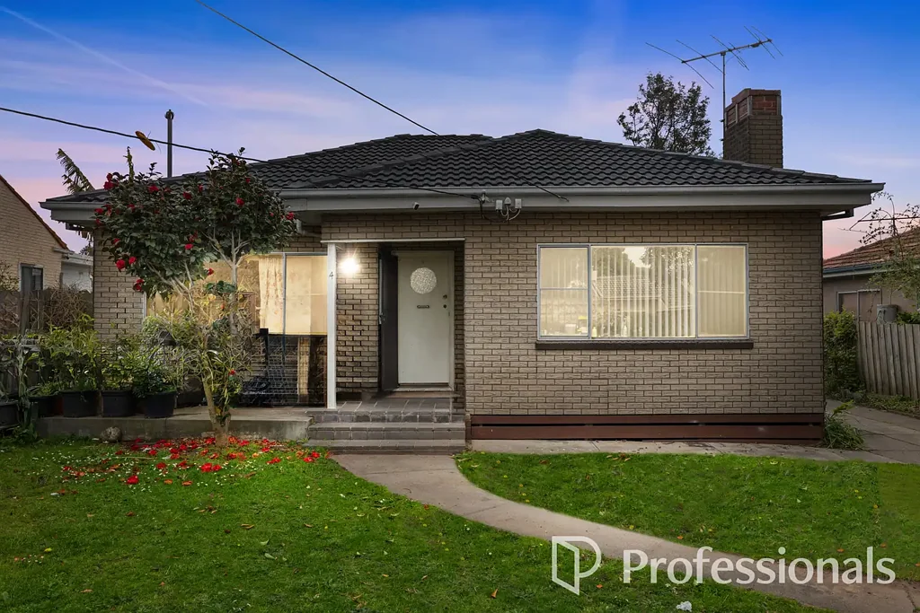 Springvale 4房 广阔土地538sqm 经典四卧两厅 开放式车棚带浴缸 宽敞后院潜力大 步行即达生活圈 Spacious Family Living with Endless Potential in the Heart of Springvale