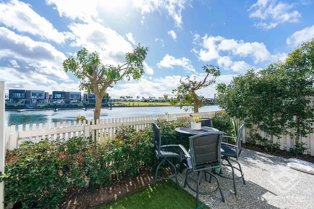 Hope Island 3chambre Absolute Waterfront Living | North-Facing Townhouse | Walk to Hope Island Marketplace