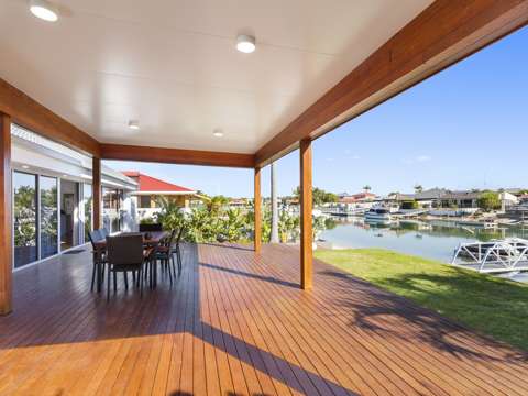 BEAUTIFUL BRIDGE FREE SANDY BEACH WATERFRONT HOME