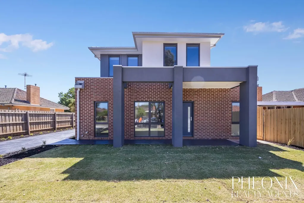 NEWLY BUILT 3 BEDROOM, TWO BATHROOM FAMILY TOWNHOUSE
