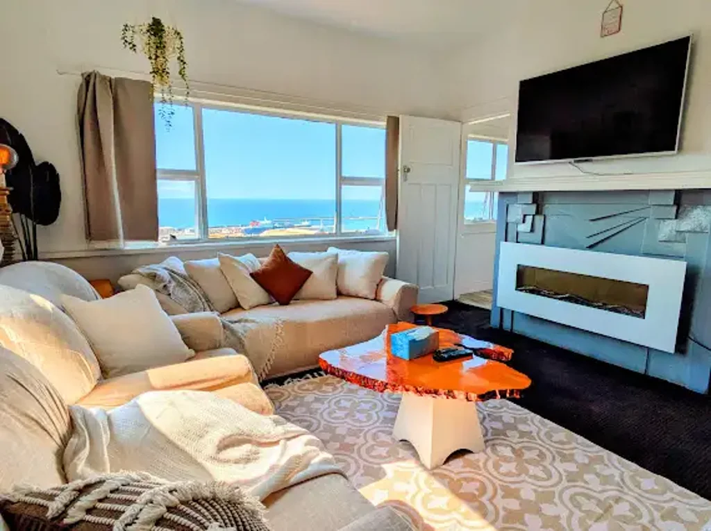 Montello 4房  Million Dollar Views from all 3 levels of this spacious 4 bedroom 2 bathroom investment haven