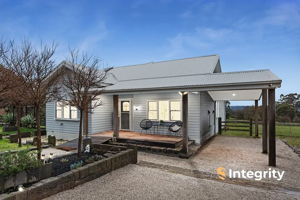Kinglake West 4房  Californian Bungalow Charm Meets Full Renovation - Mountain Views, Trade-Ready Power, on 2570sqm