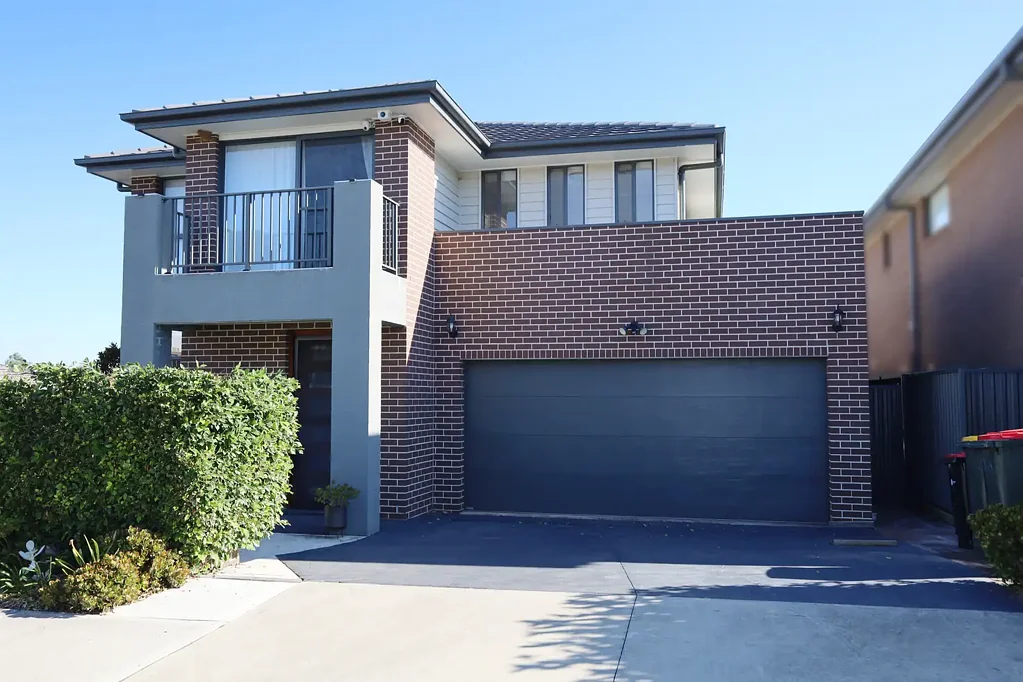 Corner Block Gem -Spacious Dual-level House