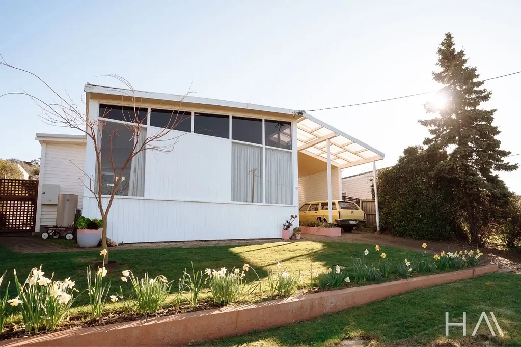 Trevallyn 3બેડરૂમ A Mid-Century Classic with Character, Light, Soul!