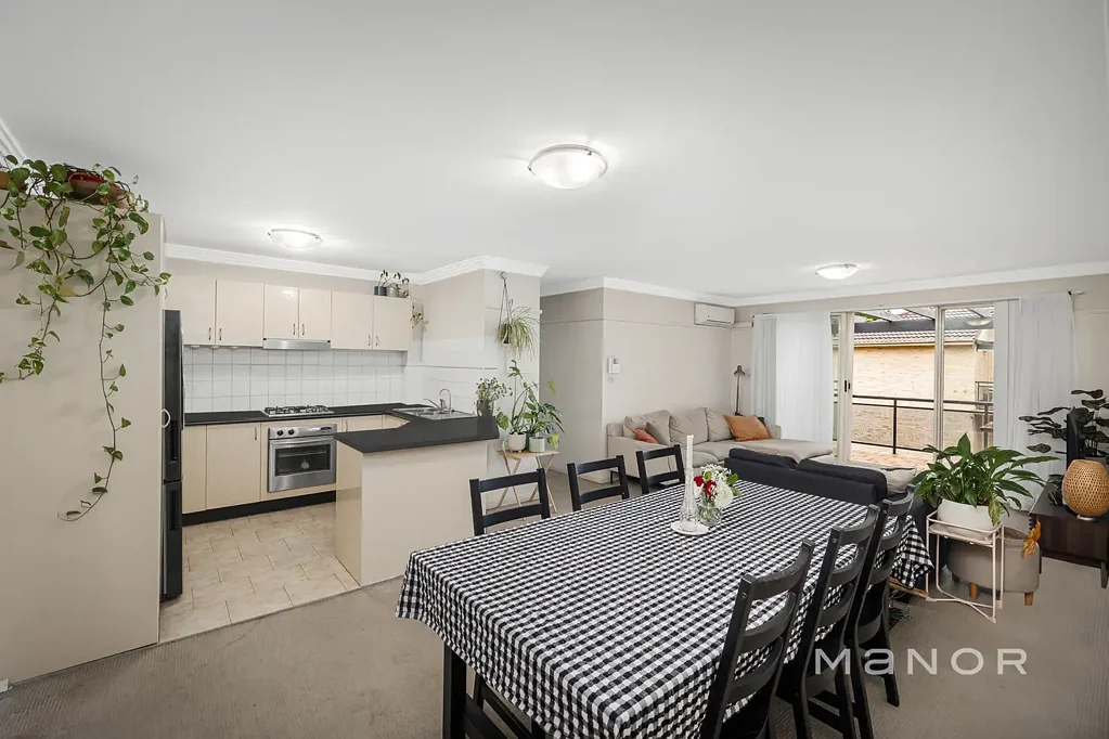 Baulkham Hills 2 Bedroom Prime Location Living