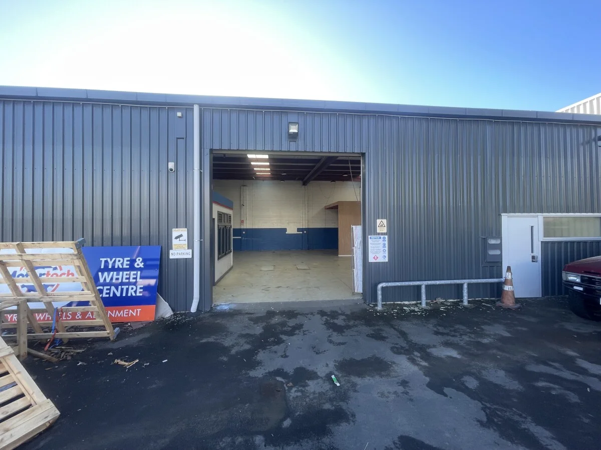 Wairau Valley  229 sqm Road Front Workshop/Warehouse + 6 Car Parks!