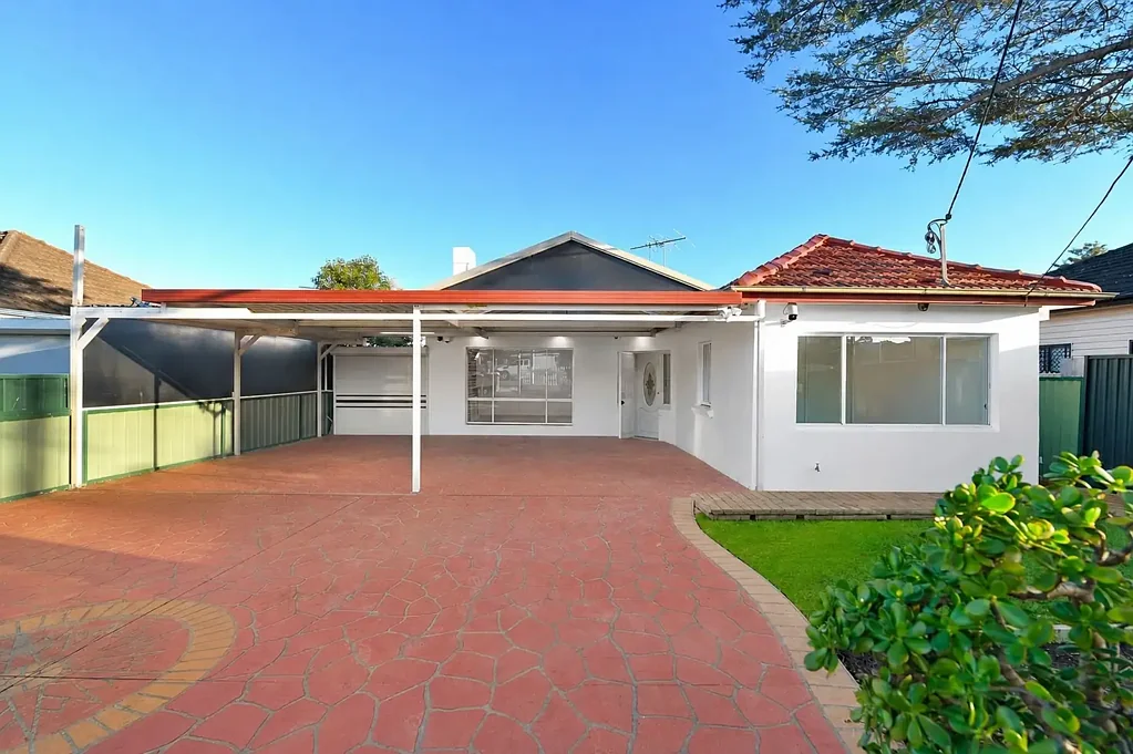 Condell Park 5침실 Spacious Family Living on 613.4sqm | Dual Living Potential | Short Drive to Bankstown