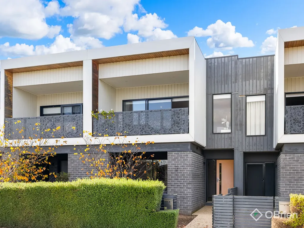 Spacious & Modern 3-Bedroom Townhouse in the Heart of Saratoga Estate!