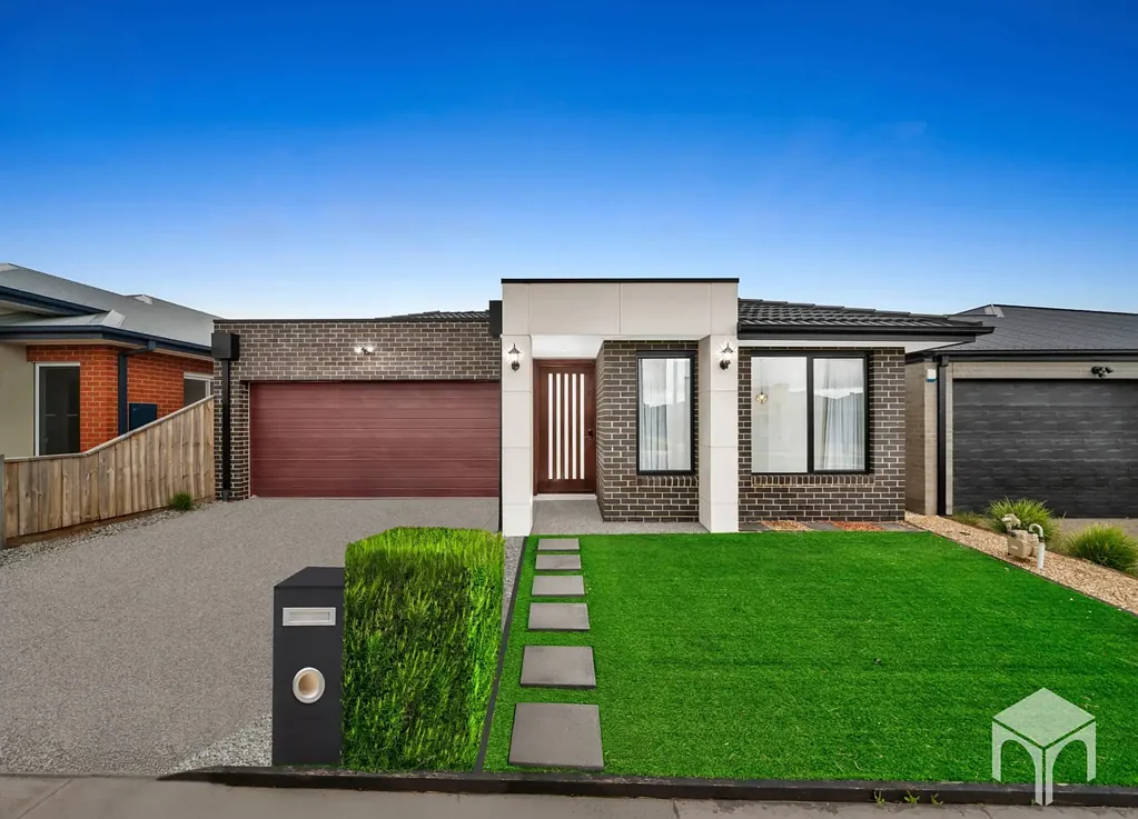 Luxury Family Living in a Prime Weir Views Location !!