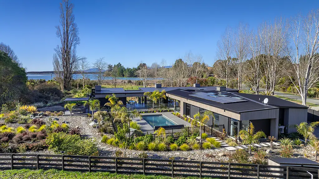 Redwood Valley 5कमरा Luxurious entertainers paradise with estuary views