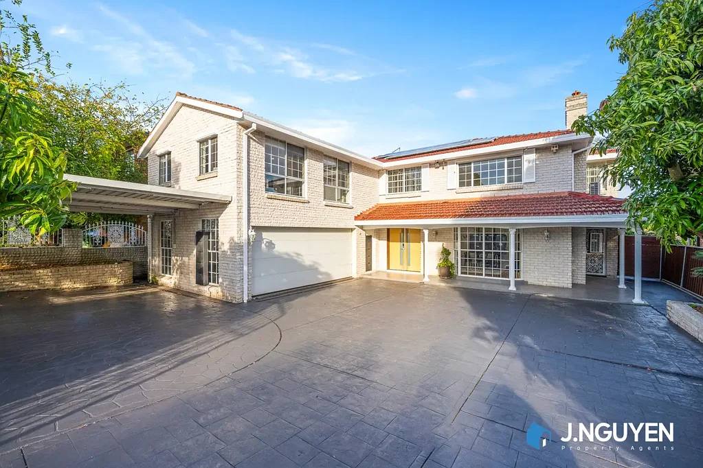St Johns Park 5ห้องนอน Expansive Executive Family Home - Prestigeous Location