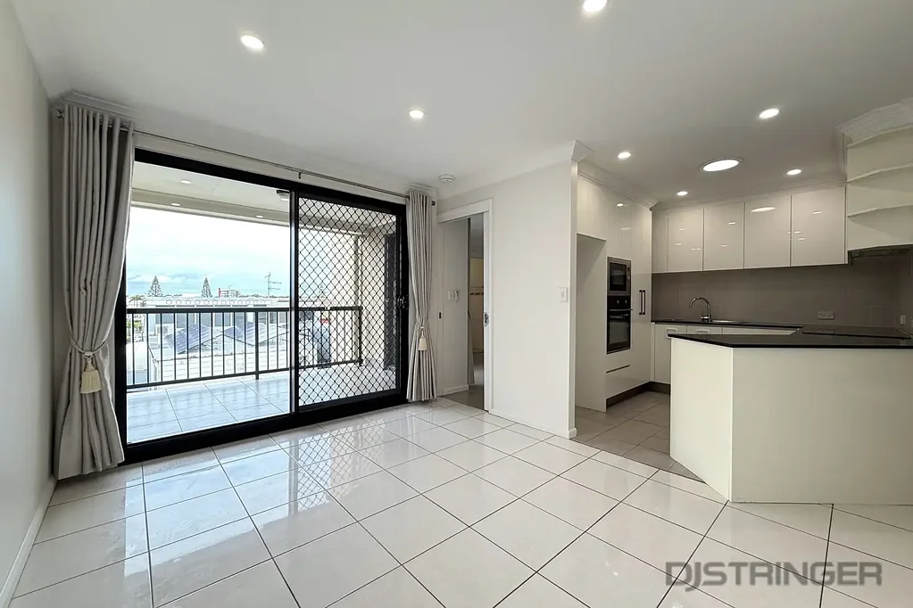 SPACIOUS BRIGHT AND FRESH - APARTMENT LIVING AT IT'S BEST