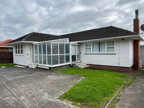 Large family home in nice and safe area