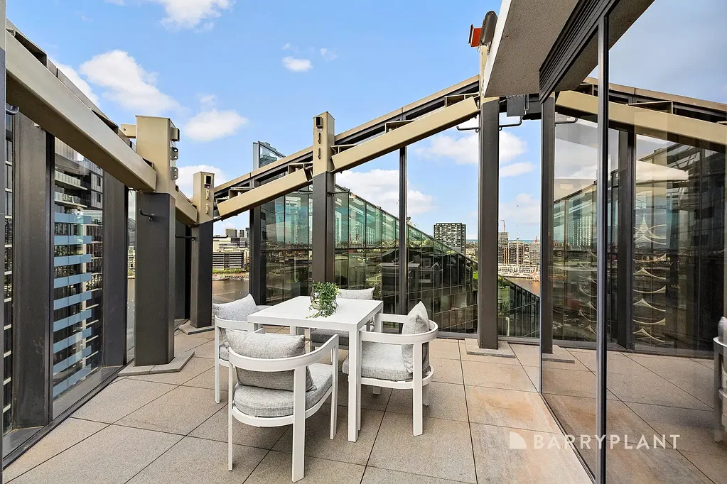 Docklands 2房 Gold Tower顶层 2卧2卫 开放式空间 海港壮景 Miele厨房 主卧套房 专属泳池健身房 水岸便利生活 A Statement in Style - Premium Waterfront Living with Expansive Terrace