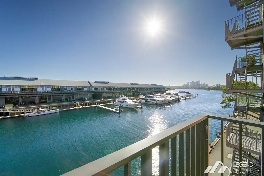 Exquisite 2-Bedroom Luxury Apartment in a Serene Harbourside Setting