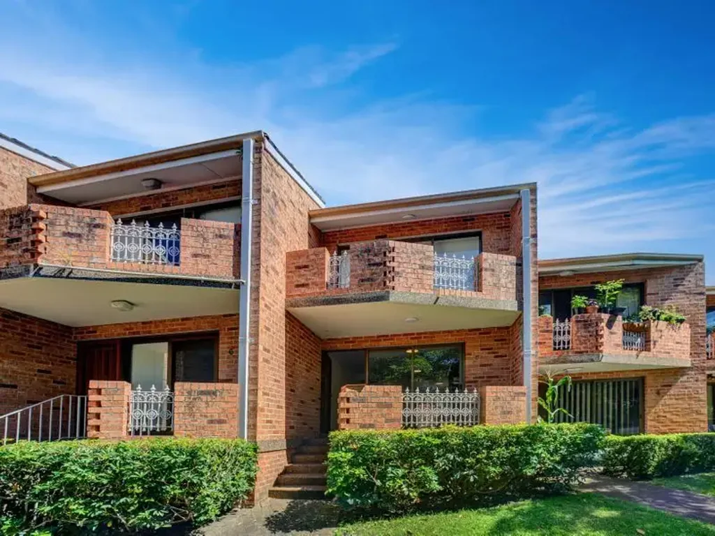 Spacious Two-Bedroom Townhouse in Prime Kensington Location