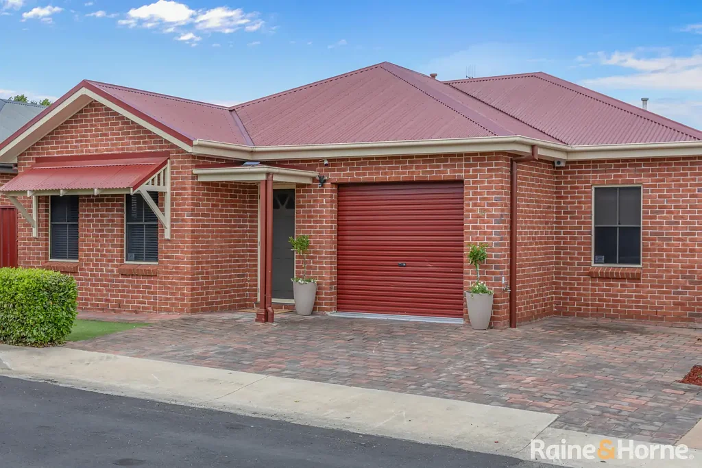 Bathurst 3Kwarto FREESTANDING TORRENS TITLE HOME IN PRIME CBD LOCATION
