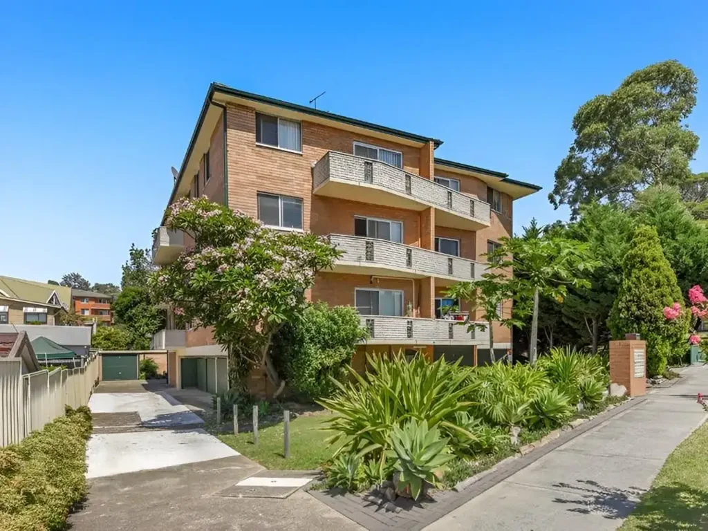 Spacious & Sunlit Two Bedroom Apartment in Prime Carlton Location