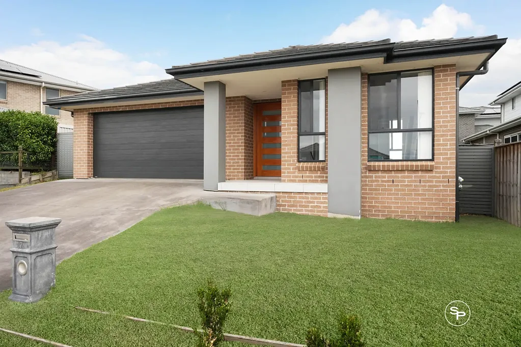 Oran Park 4房 四卧单层住宅 现代装修 采光充足 开放式厨餐区 主卧套间 双车库 便捷生活 Low-maintenance living