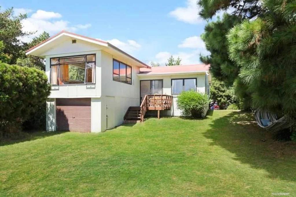 Port Waikato 3房  Iconic Kiwi Bach: Your Retro Retreat at Port W...