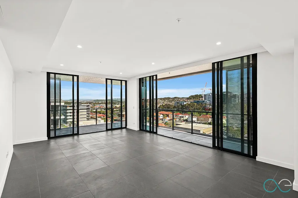 Wollongong 2 Bedroom Views from the Mountain to the Sea!!