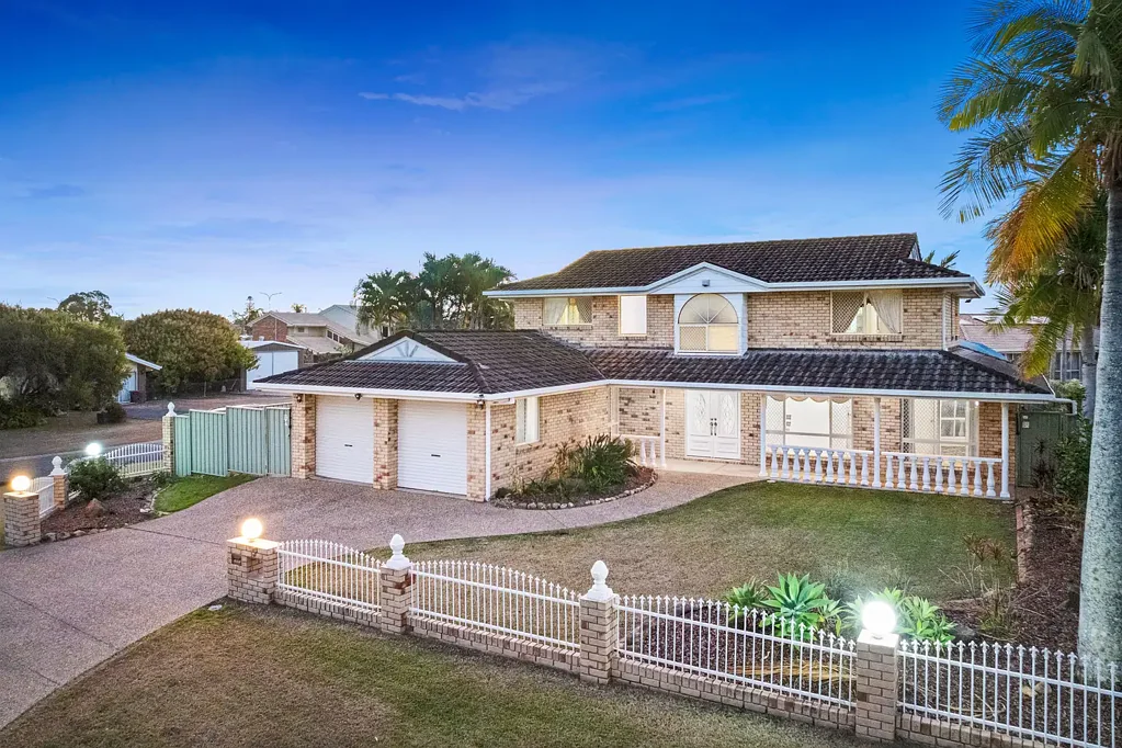 Norman Gardens 6房  Grand Double-Storey Brick Family Home with Resort-Style Poolside Living