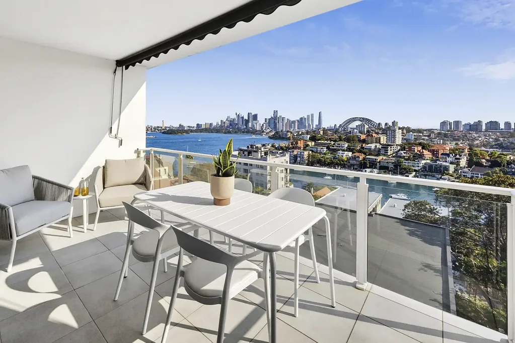 Cremorne Point 3房 壮丽海港景观 宽敞起居娱乐 朝北卧室主套 现代厨房Bosch 一尘不染安全建筑 双锁车库近渡轮 Beautifully renovated  apartment with lift, DLUG and iconic views