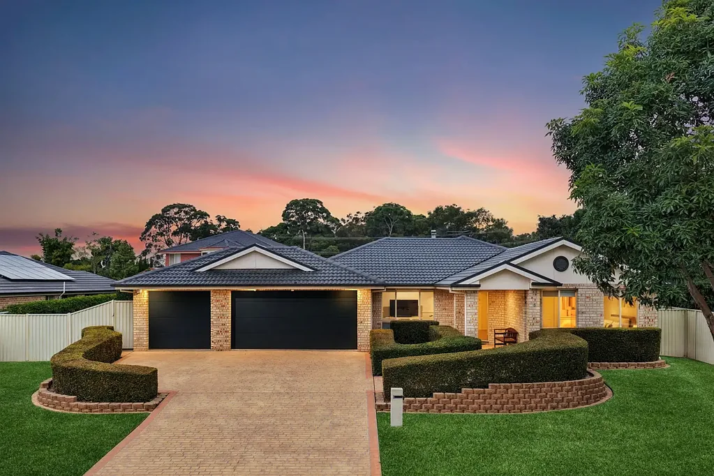 Gwandalan 4房  Spacious family home with side access and pool