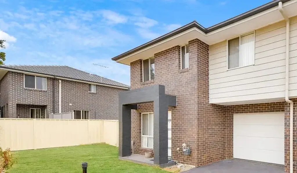 MODERN FOUR BEDROOM TOWNHOUSE