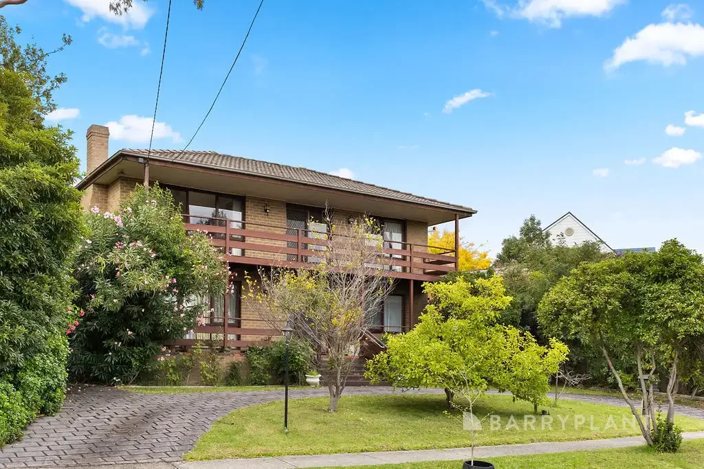 Glen Waverley 4房 Glen Waverley中心地块 学区房 朝东双层 宽敞客厅 开放式厨房 山景卧室 主卧套房 宽敞露台 双车位 花园车棚 步行商圈 Majestic Views within Glen Waverley Secondary Zone (STSA)