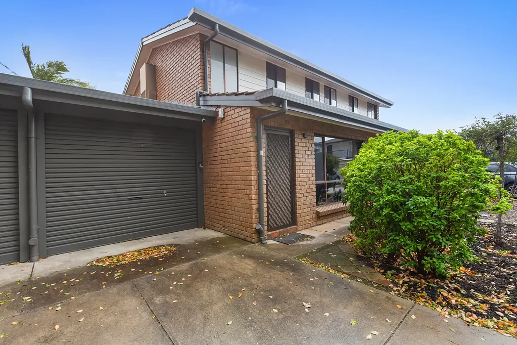 Spacious 2-Bedroom Townhouse in Convenient Location