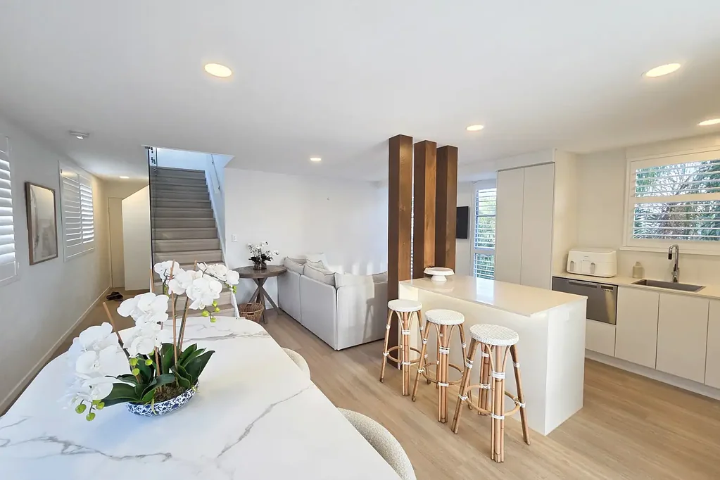 NOOSAVILLE PENTHOUSE WITH PANORAMIC VIEWS - PRESTIGE, PRIVACY & RIVER LIFESTYLE (FURNISHED)