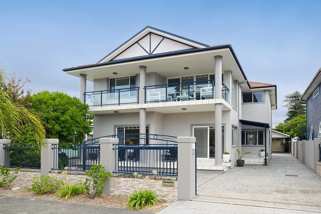Booker Bay 5ਬੈੱਡਰੂਮ Grand Proportions in Prestige Bayside Location with Water Views