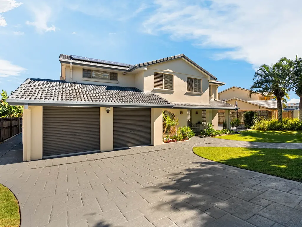 Stretton 5房 永恒的家庭生活在斯特拉顿其中一条顶级林荫大道上！ Timeless Family Living on One of Stretton's Premier Boulevards!