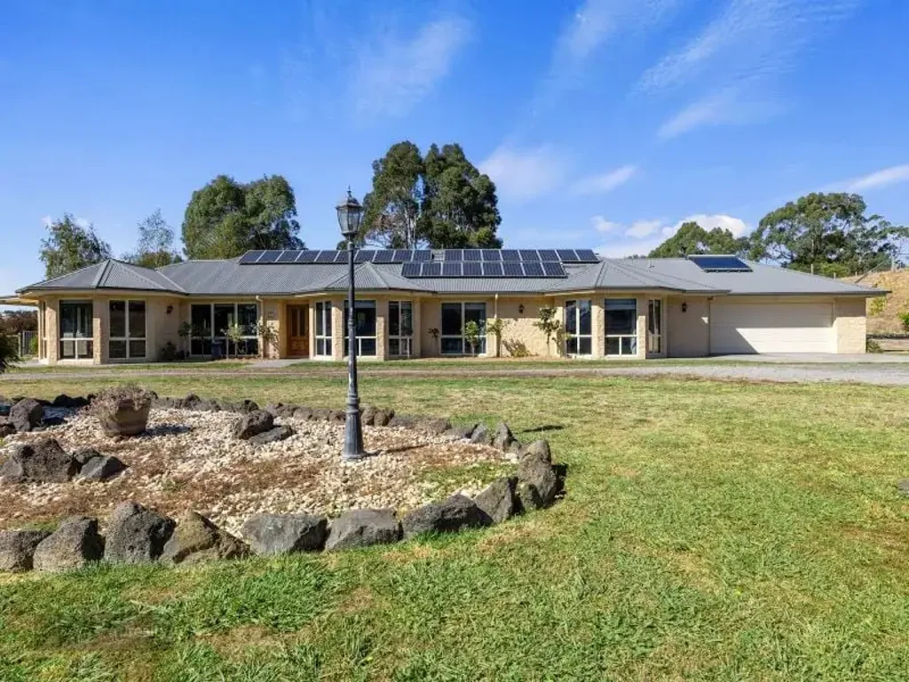 Korumburra 4 Bedroom Rural living only a stone's throw to the centre of town.