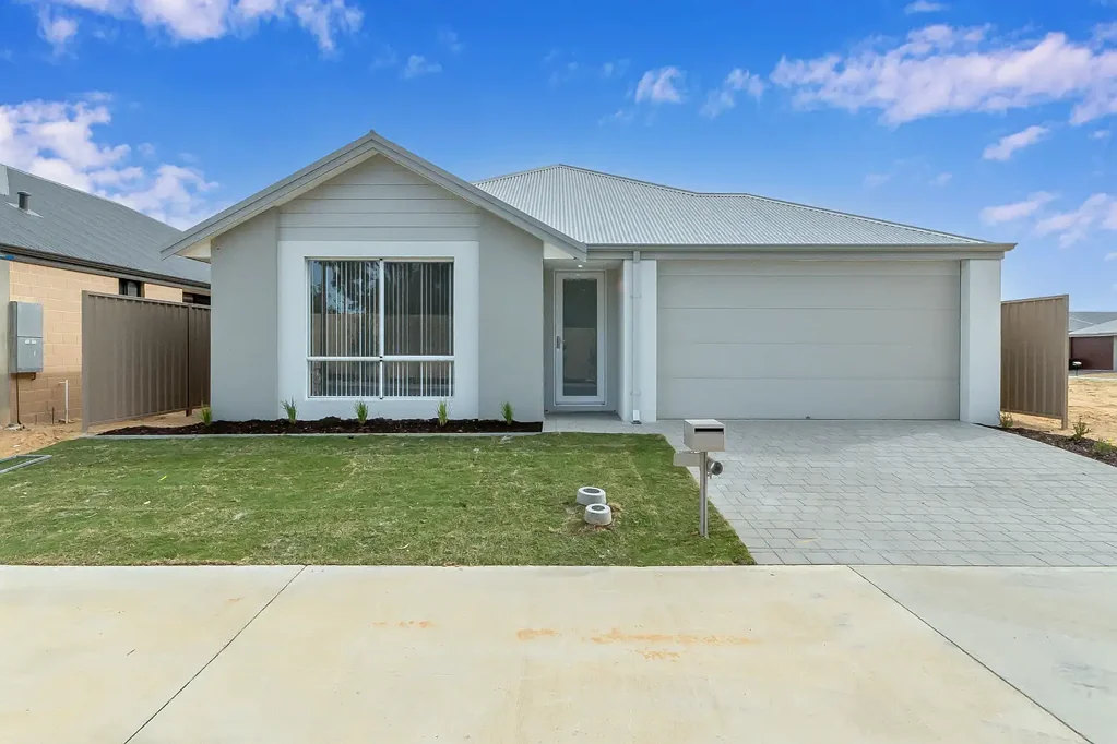 MODERN FAMILY HOME IN SOUGHT-AFTER KARNUP VISTA ESTATE