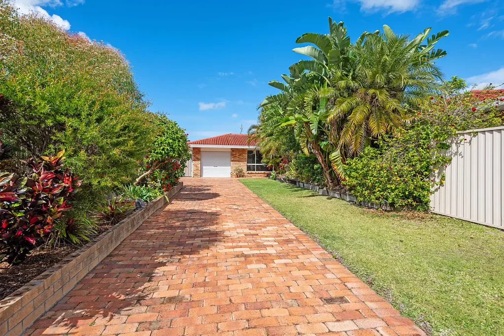 Coombabah 3 Bedroom Spacious Single-Level Duplex That Feels More Like a House