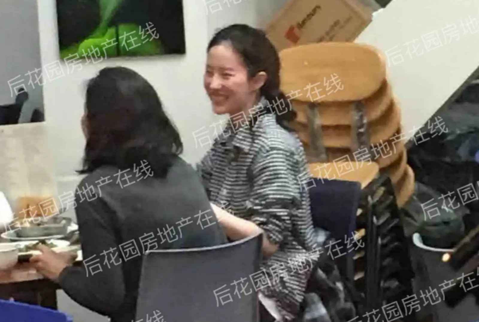 刘亦菲现身奥克兰CBD，疯狂打卡网红餐厅，吃货本色暴露无遗