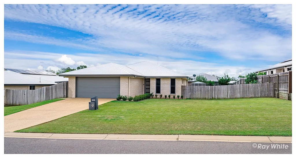 Parkhurst 4 Bedroom Stylish Family Home in the Heart of Edenbrook!