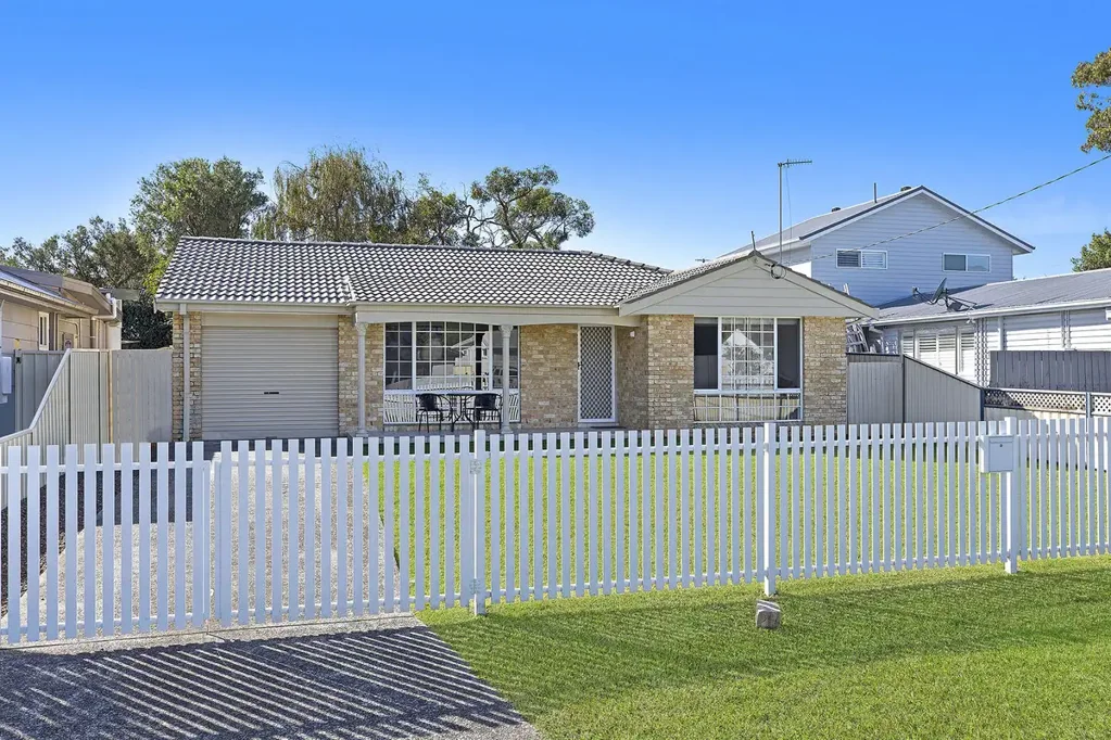 Killarney Vale 3Zimmer Well Presented Brick & Tile!