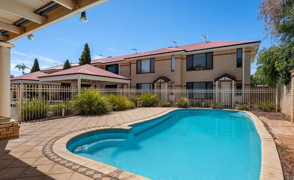 Central Kalgoorlie Townhouse – Secure Complex with Pool & Gym