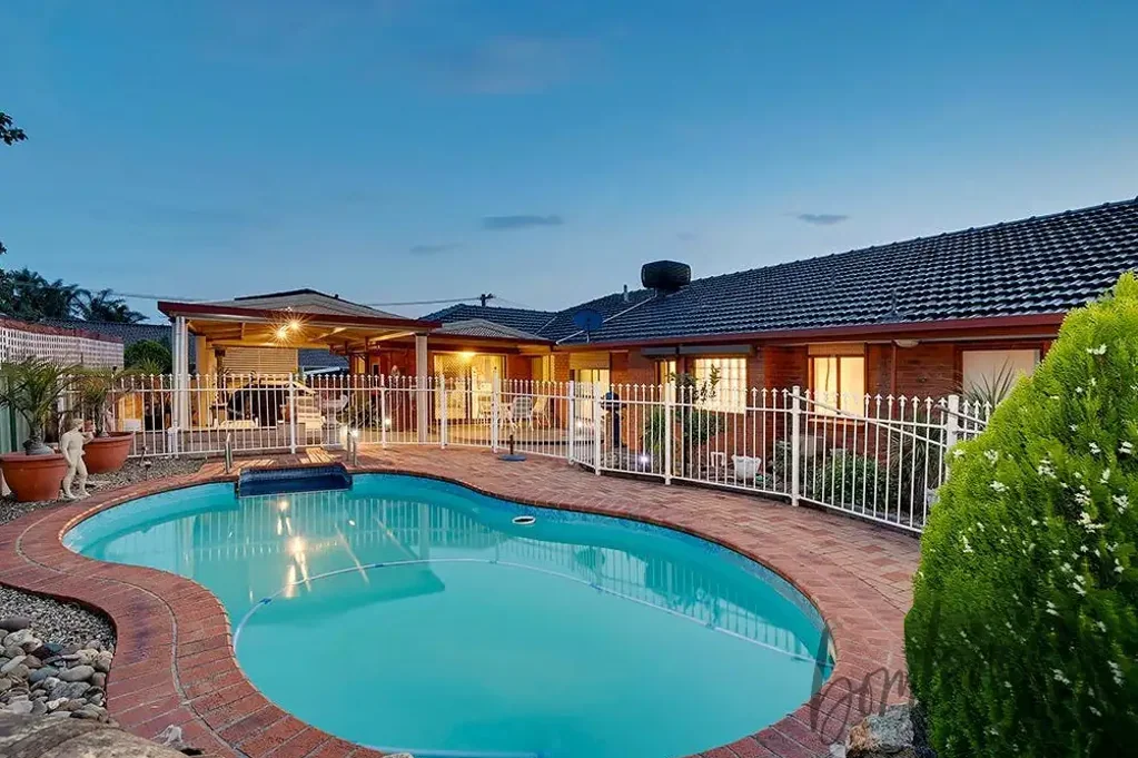 Greenvale 3Zimmer Discover Luxurious Living at 5 Fleetwood Dr, Greenvale!